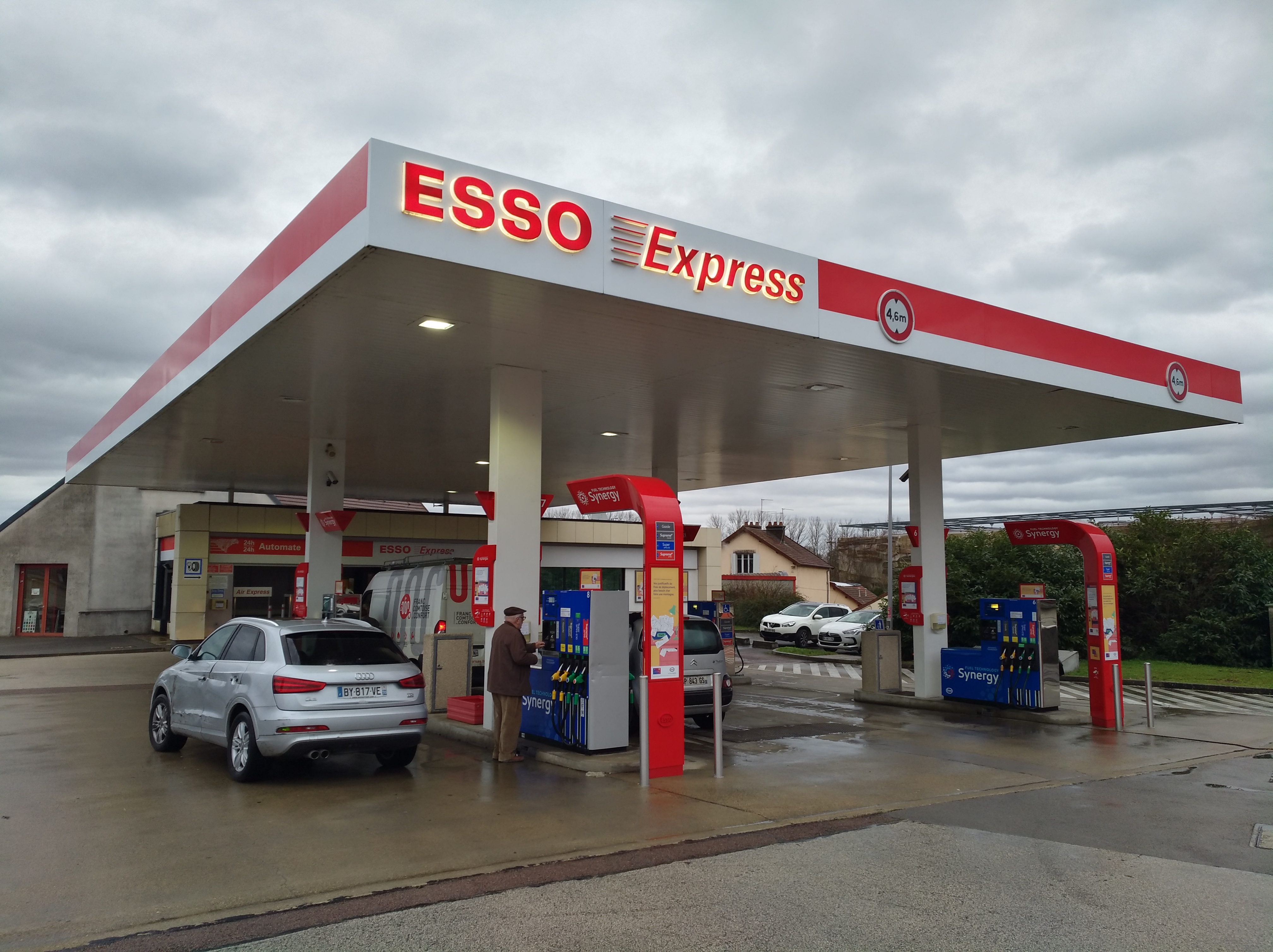 Station-service Esso Express à Dole, avec plusieurs pompes à carburant.