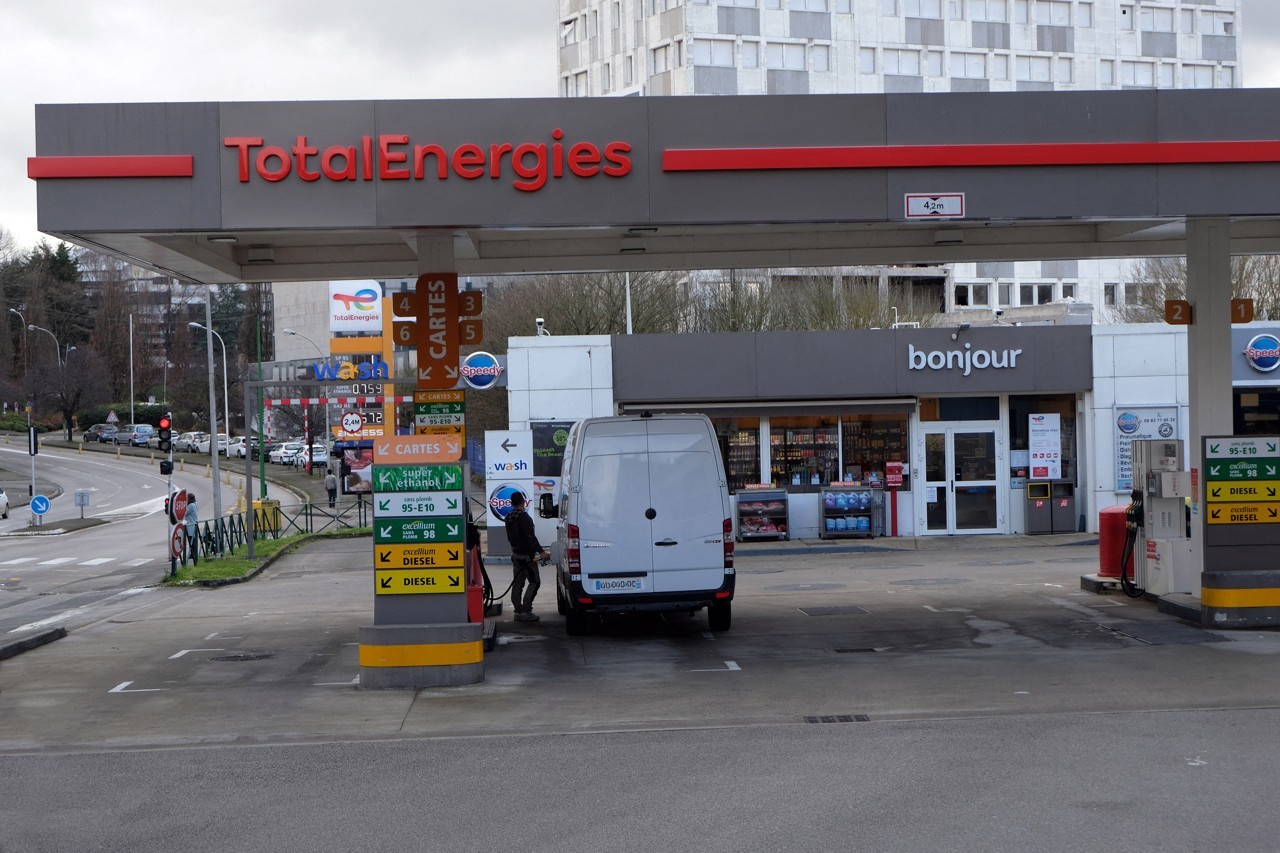 Station-service TotalEnergies avec ses pompes et sa boutique.