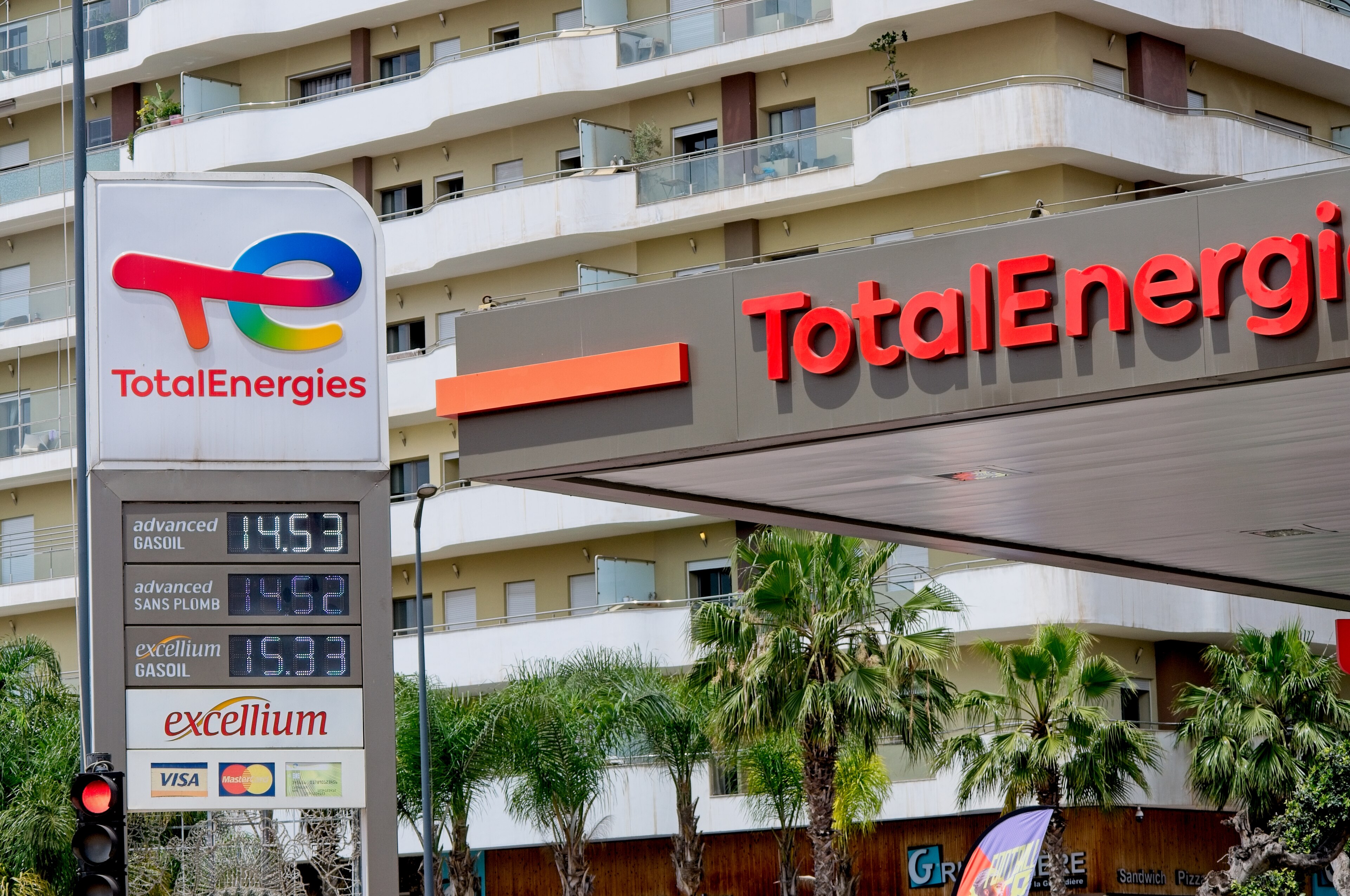 Enseigne et station-service TotalEnergies avec un panneau de prix.